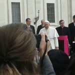 Una donna scatta una foto a Papa Francesco
