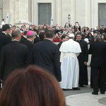 Papa Francesco tra altri prelati