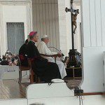 Papa Francesco seduto